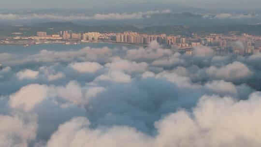 航拍威海经区城市街道上空的平流雾4K