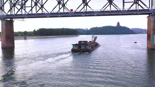 实拍一艘船穿过赣江京九铁路大桥视频素材模板下载