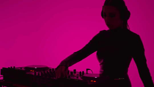 戴耳机的美丽女人在夜总会跳舞，由现代DJ视频素材模板下载