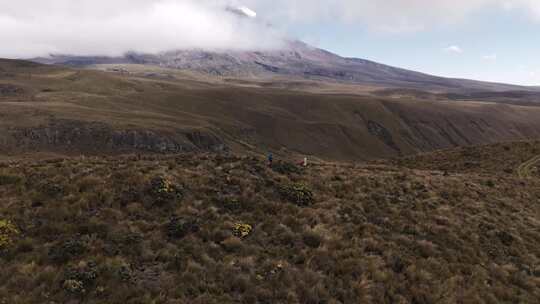 在厄瓜多尔钦博拉索山脚下徒步旅行的旅行者