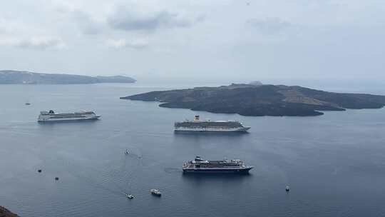 航拍俯瞰停泊在爱琴海上的邮轮