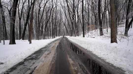 特写被大雪覆盖的公路