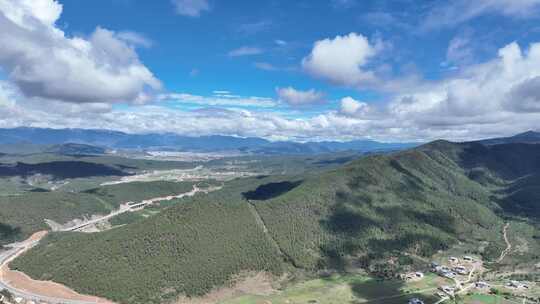 航拍云南风景迪庆香格里拉大山蓝天白云自然