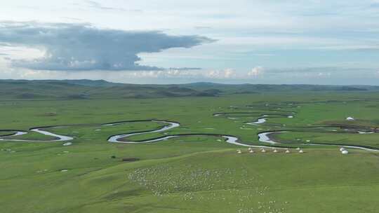 航拍草原河湾牧场羊群
