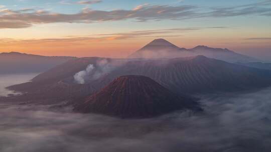 火山云海日出全景 印尼布罗莫火山bromo