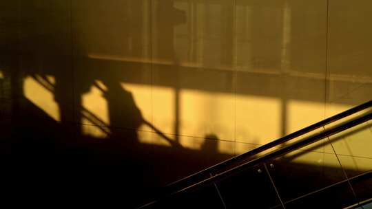 金色光影下的电动扶梯剪影光影