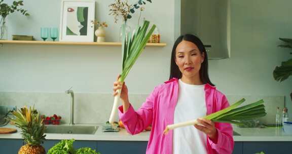 一个拿着洋葱韭菜的女人