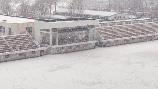 冬季冬天大雪覆盖的操场跑道寒冷锻炼的人 ~