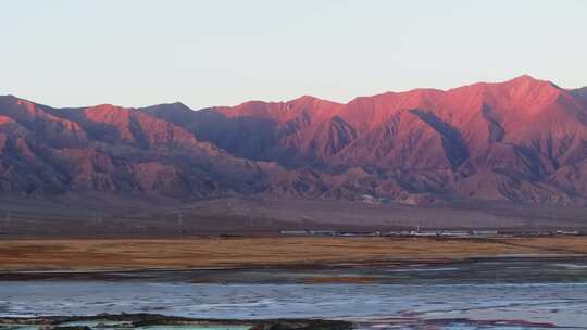 青藏高原柴达木盆地山脉日落景观红色山脉