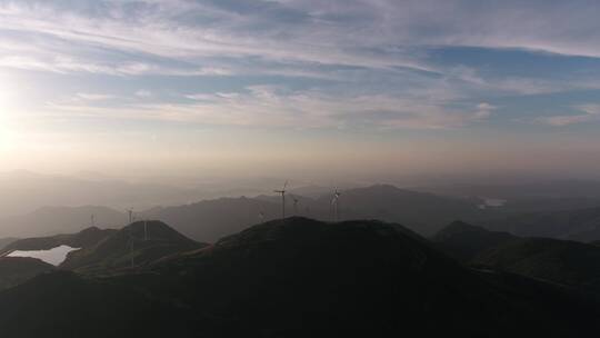 航拍夕阳下山顶风力发电机