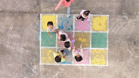 儿童在户外玩跳房子游戏