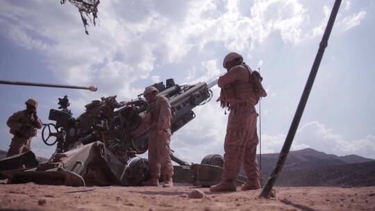 士兵在战场上发射重型火炮视频素材模板下载