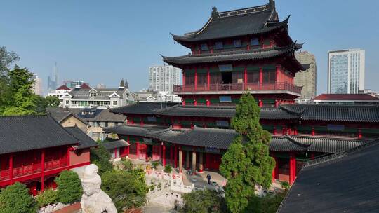 航拍秋日里的南京毗卢寺风光视频素材模板下载