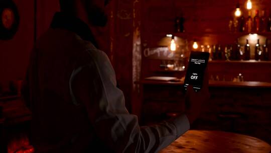 咖啡师使用创新的应用程序打开酒吧灯视频素材模板下载