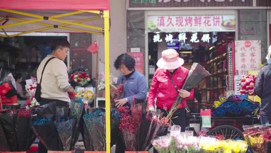 昆明斗南花市正在买花的女士