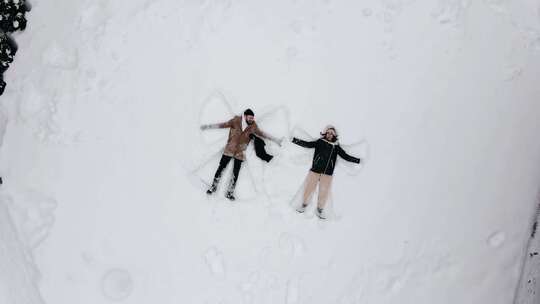 特写在雪地里游玩的居民
