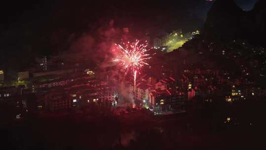 城镇农村夜景烟花盛放的绚丽景象