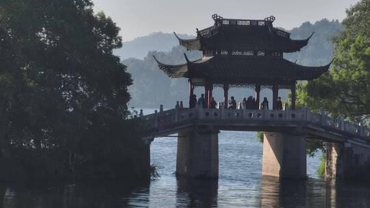 杭州西湖断桥日出