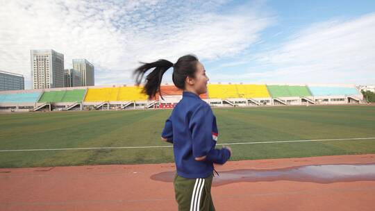 女大学生操场向着希望奔跑视频素材模板下载