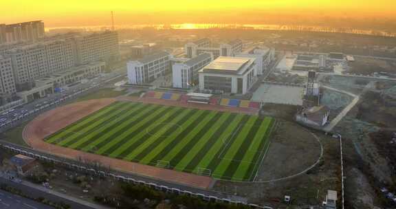 夕阳下的校园体育场鸟瞰全景