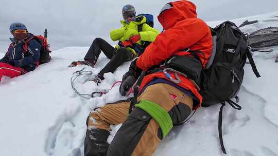 登顶四川岷山山脉雪宝顶雪山的登山者