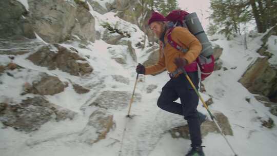 徒步旅行者，背包客，步行，雪