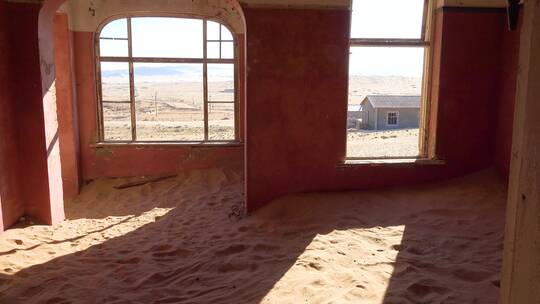 沙漠上一栋废弃房屋的内部拍摄