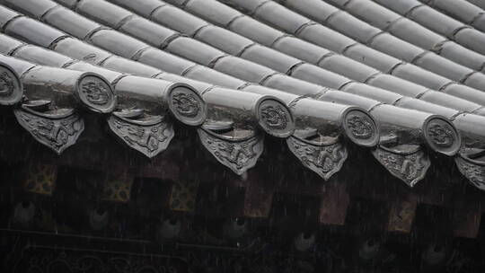 秋季下雨中岱庙古迹古建筑屋檐滴水雨中景色