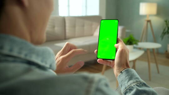 年轻人在家使用手机绿背视频素材模板下载