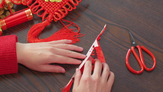 亚洲中国母子春节剪纸剪窗花红纸
