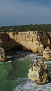 葡萄牙阿尔加维岩石和海浪的鸟瞰图