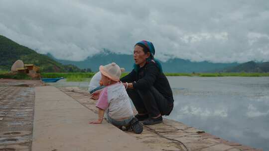 云南宁蒗泸沽湖畔摩梭人抽烟民族妇女