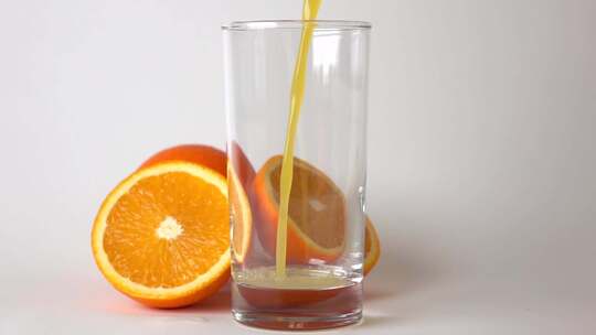 往玻璃杯中倒橙汁
