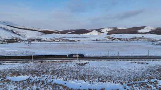 雪原铁路上行驶的货运列车