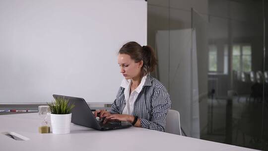 女人在笔记本电脑上打字视频素材模板下载