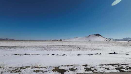 开车行驶在雪后公路 车窗外雪景