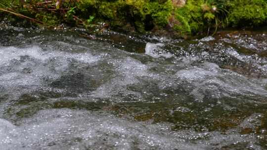 峡谷河流清澈溪水缓慢流淌