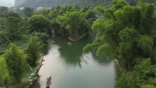 绿树环绕的河流上的竹筏漂流景象