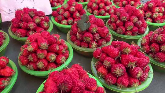 集市摆摊卖草莓春季水果视频素材模板下载