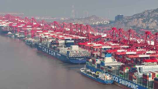 上海洋山港货船集装箱视频素材模板下载