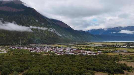 原始森林山川村落湖泊小村庄