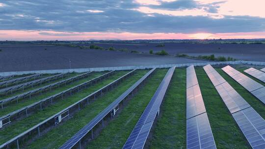 太阳能场鸟瞰图新能源电站光伏绿色发电太阳