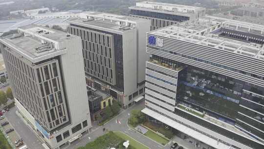 现代化办公楼宇的高空俯瞰景象