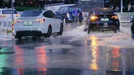 升格汽车行驶过积水的道路