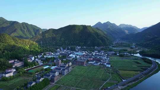 航拍大山里美丽的乡村