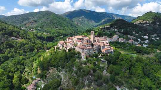 法国南部Ardeche Antraigue Sur Volane村鸟瞰图