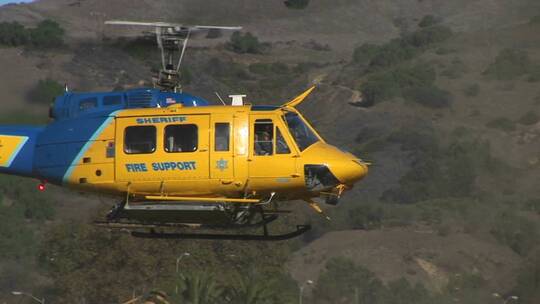 一架消防直升机降落在田野里视频素材模板下载