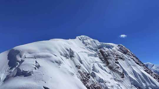 航拍川西横断山脉勒多曼因雪山山脊线风光