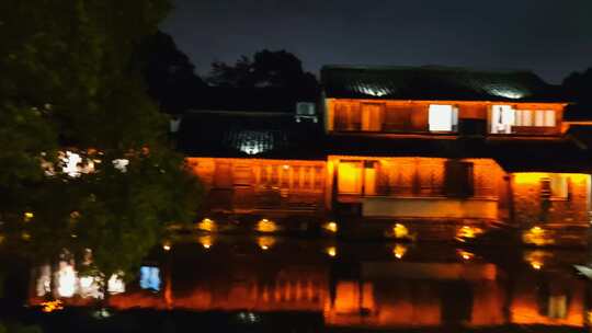 小河旁灯光下的传统江南建筑