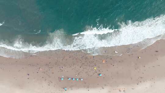 航拍大海海浪拍打沙滩